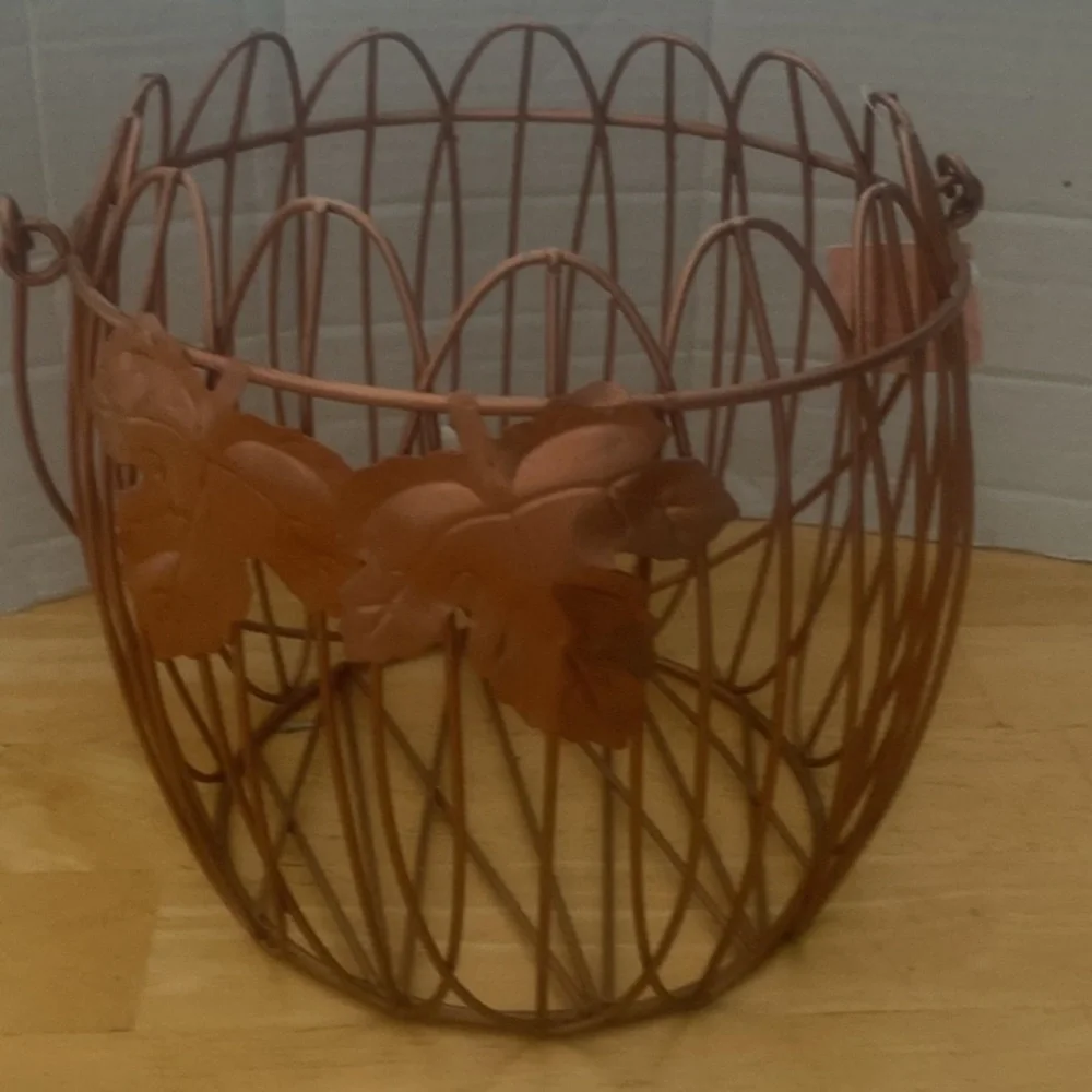 Decorative Copper color Wire Basket with Leaf Accents & handles About 7x7 NWT